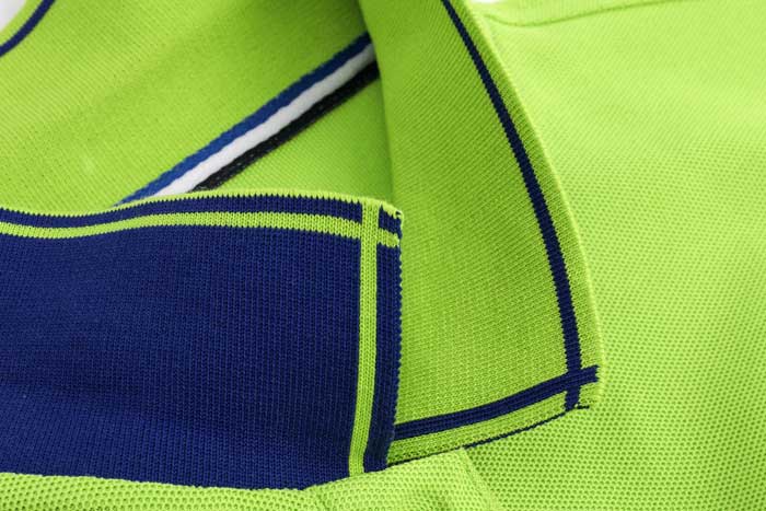 1898號時尚翻領短袖POLO衫定做之成衣領部花形細節放大展示圖